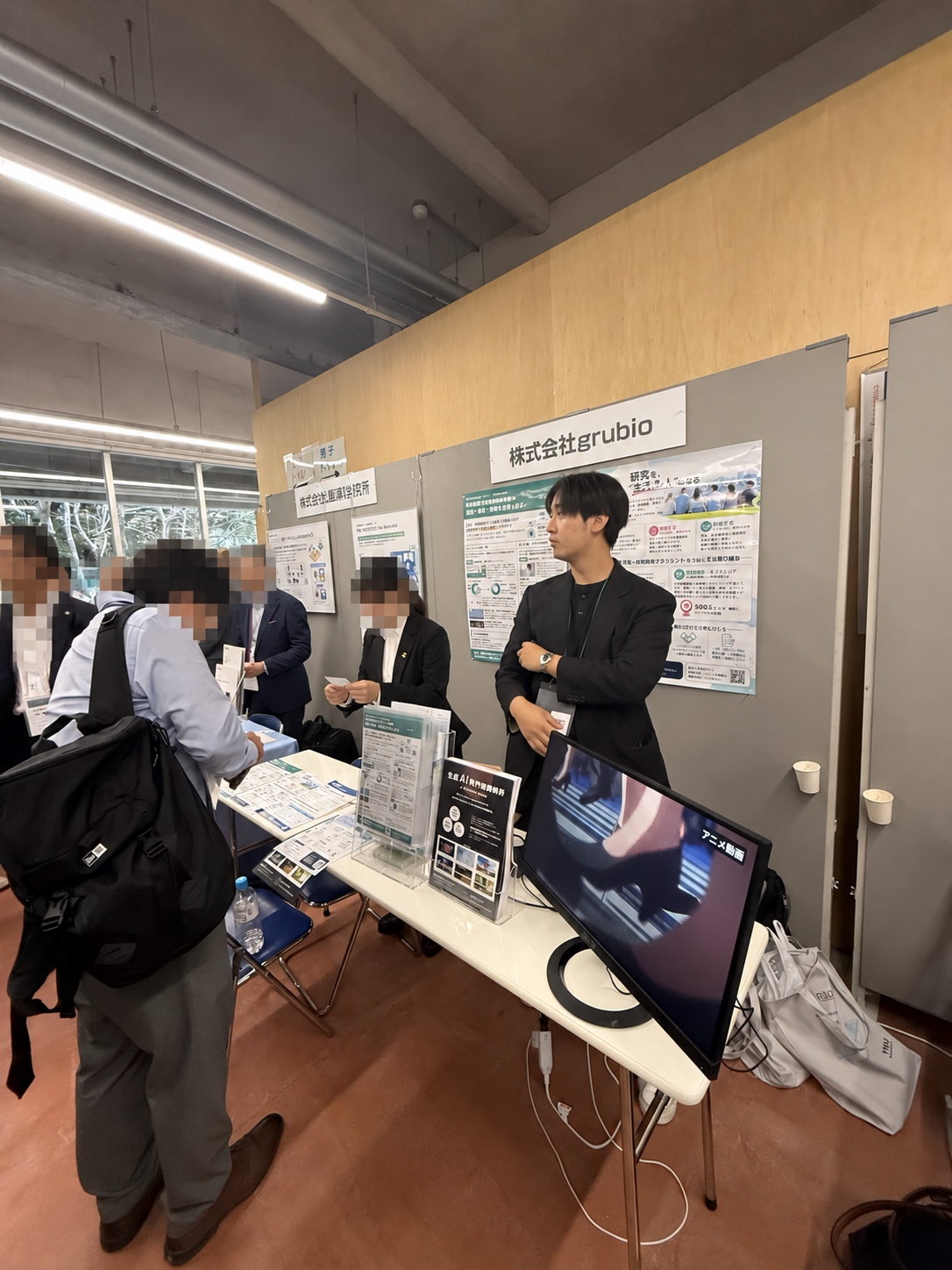 RA協議会 第12回年次大会のgrubio様ブースで映像制作を紹介する様子